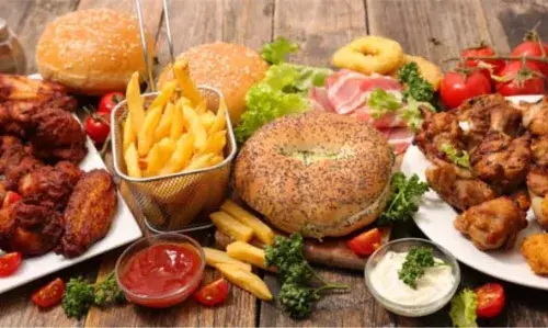 എണ്ണമയമുള്ള ഭക്ഷണം അമിതമായി കഴിക്കുന്നതിന്റെ ആരോഗ്യ അപകടങ്ങള് അറിയാം എണ്ണമയമുള്ള ഭക്ഷണം അമിതമായി കഴിക്കുന്നതിന്റെ ആരോഗ്യ അപകടങ്ങള് അറിയാം