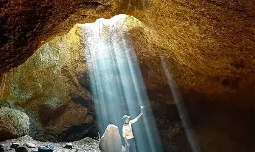 കണ്ണൂരിലേക്ക് പോകുമ്പോള് ഈ ഗുഹ സന്ദര്ശിക്കാന് മടിക്കരുത്; താരമായി കുഞ്ഞിപ്പറമ്പ കേവ്സ് എന്ന മിനി ഗുണാ കേവ് കണ്ണൂരിലേക്ക് പോകുമ്പോള് ഈ ഗുഹ സന്ദര്ശിക്കാന് മടിക്കരുത്; താരമായി കുഞ്ഞിപ്പറമ്പ കേവ്സ് എന്ന മിനി ഗുണാ കേവ്