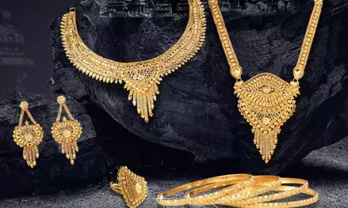 81000 കടന്ന് സ്വര്ണം; പ്രതിസന്ധിയിലായി ഉപഭോക്താക്കളും വ്യാപാരികളും 81000 കടന്ന് സ്വര്ണം; പ്രതിസന്ധിയിലായി ഉപഭോക്താക്കളും വ്യാപാരികളും