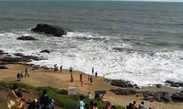 ഭാര്യക്ക് വീഡിയോ കോള് ചെയ്ത ശേഷം മക്കള്ക്കൊപ്പം കടലില് ചാടാനൊരുങ്ങിയ സര്ക്കാര് ഉദ്യോഗസ്ഥനെ രക്ഷപ്പെടുത്തി പൊലീസ് ഭാര്യക്ക് വീഡിയോ കോള് ചെയ്ത ശേഷം മക്കള്ക്കൊപ്പം കടലില് ചാടാനൊരുങ്ങിയ സര്ക്കാര് ഉദ്യോഗസ്ഥനെ രക്ഷപ്പെടുത്തി പൊലീസ്