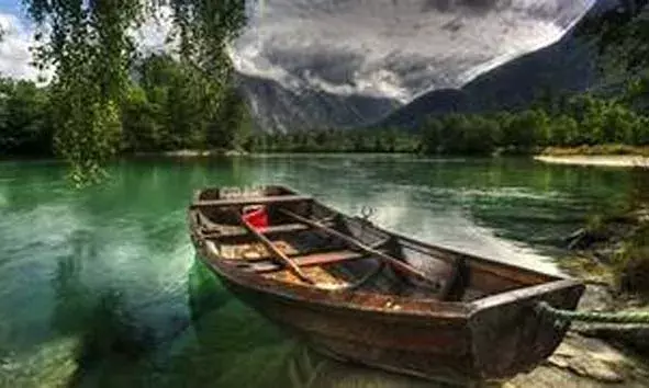 മണല്ക്കടത്തുകാരെ പിന്തുടരുന്നതിനിടെ തോണി മറിഞ്ഞ് പൊലീസുകാരന് പരിക്ക് മണല്ക്കടത്തുകാരെ പിന്തുടരുന്നതിനിടെ തോണി മറിഞ്ഞ് പൊലീസുകാരന് പരിക്ക്