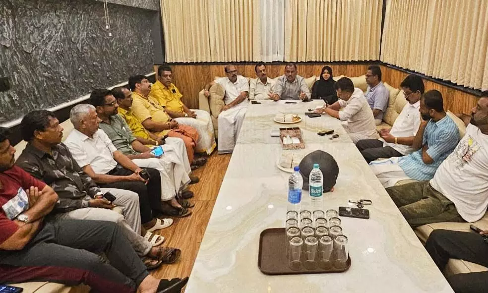 ആരിക്കാടി ടോള് ഗേറ്റ്: പ്രതിഷേധം അവസാനിക്കുന്നില്ല; 14 മുതല് അനിശ്ചിതകാല സമരം ആരിക്കാടി ടോള് ഗേറ്റ്: പ്രതിഷേധം അവസാനിക്കുന്നില്ല; 14 മുതല് അനിശ്ചിതകാല സമരം