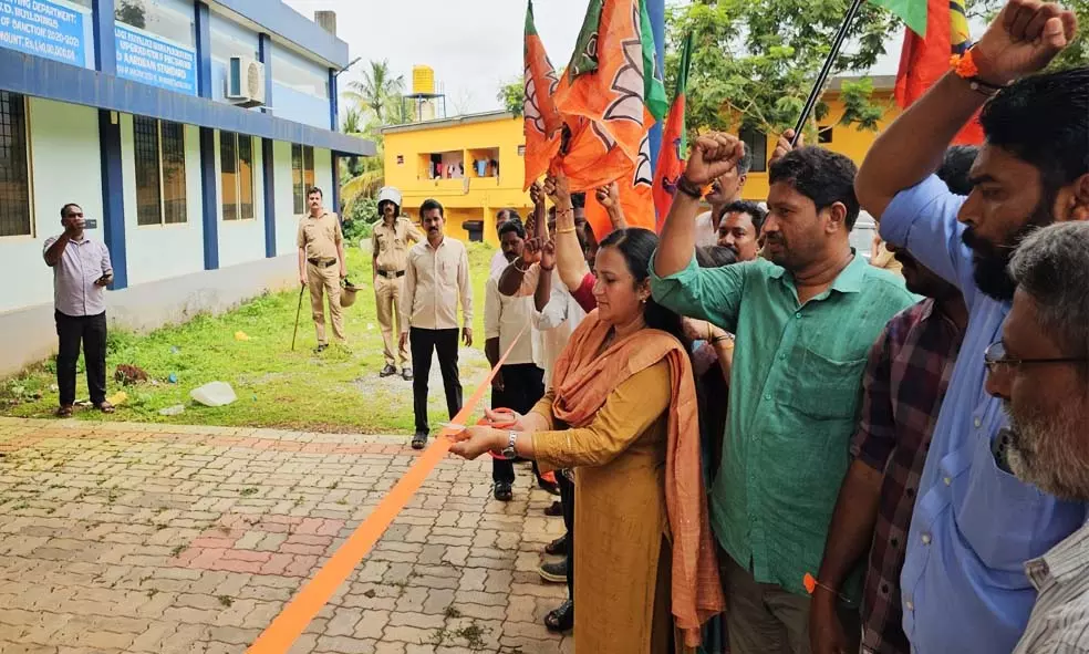 കുടുംബാരോഗ്യ കേന്ദ്രം നിര്മാണം കഴിഞ്ഞ് ഒന്നര വര്ഷം; പ്രതീകാത്മക ഉദ്ഘാടനം നടത്തി ബി.ജെ.പി കുടുംബാരോഗ്യ കേന്ദ്രം നിര്മാണം കഴിഞ്ഞ് ഒന്നര വര്ഷം; പ്രതീകാത്മക ഉദ്ഘാടനം നടത്തി ബി.ജെ.പി