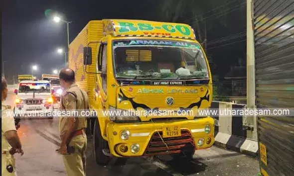 ഉപ്പള കൈക്കമ്പയില്‍ മീന്‍ ലോറിയുടെ പഞ്ചര്‍ അടക്കാനുള്ള ശ്രമത്തിനിടെ മറ്റൊരു മീന്‍ ലോറിയിടിച്ച് മൂന്ന് പേര്‍ക്ക് പരിക്ക്