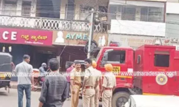 പഴയ ബസ് സ്റ്റാന്‍ഡിലെ മാര്‍ക്കറ്റ് റോഡില്‍ കെ.എസ്.ഇ.ബിയുടെ തൂണില്‍ നിന്ന് സര്‍വീസ് വയറുകള്‍ പൊട്ടി റോഡിന് കുറുകെ വീണു; ഗതാഗതം തടസ്സപ്പെടുത്തി