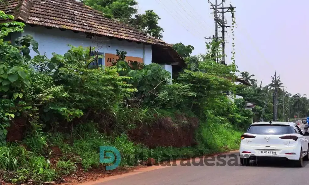 എന്‍.എച്ച് സര്‍വീസ് റോഡിന് മണ്ണെടുത്തു; കല്ലങ്കൈയിലെ പഴയ സ്‌കൂള്‍ കെട്ടിടം അപകട ഭീഷണിയില്‍; പൊളിച്ചുമാറ്റണമെന്ന് ആവശ്യം