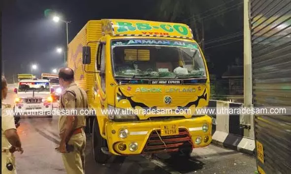 ഉപ്പള കൈക്കമ്പയില് മീന് ലോറിയുടെ പഞ്ചര് അടക്കാനുള്ള ശ്രമത്തിനിടെ മറ്റൊരു മീന് ലോറിയിടിച്ച് മൂന്ന് പേര്ക്ക് പരിക്ക് ഉപ്പള കൈക്കമ്പയില് മീന് ലോറിയുടെ പഞ്ചര് അടക്കാനുള്ള ശ്രമത്തിനിടെ മറ്റൊരു മീന് ലോറിയിടിച്ച് മൂന്ന് പേര്ക്ക് പരിക്ക്