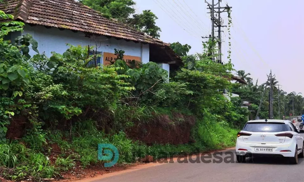 എന്‍.എച്ച് സര്‍വീസ് റോഡിന് മണ്ണെടുത്തു; കല്ലങ്കൈയിലെ പഴയ സ്‌കൂള്‍ കെട്ടിടം അപകട ഭീഷണിയില്‍; പൊളിച്ചുമാറ്റണമെന്ന് ആവശ്യം