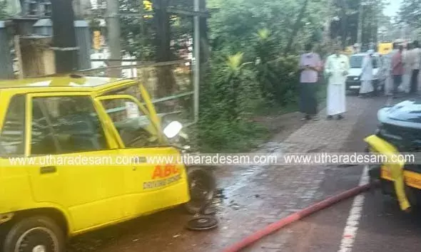 കാഞ്ഞങ്ങാട്ട് പുത്തന്‍ കാര്‍ നിയന്ത്രണം വിട്ട് രണ്ട് കാറുകളിലും ട്രാന്‍സ്‌ഫോര്‍മറിലും ഇടിച്ചു: ഒരു കാറിന് തീപിടിച്ചു