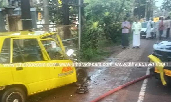 കാഞ്ഞങ്ങാട്ട് പുത്തന്‍ കാര്‍ നിയന്ത്രണം വിട്ട് രണ്ട് കാറുകളിലും ട്രാന്‍സ്‌ഫോര്‍മറിലും ഇടിച്ചു: ഒരു കാറിന് തീപിടിച്ചു