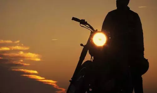 ബുള്ളറ്റ് ബൈക്ക് ഓടിക്കുന്നതിനിടെ പതിനാറുകാരന്  പിടിയില്; പിതാവിനെതിരെ കേസ് ബുള്ളറ്റ് ബൈക്ക് ഓടിക്കുന്നതിനിടെ പതിനാറുകാരന്  പിടിയില്; പിതാവിനെതിരെ കേസ്