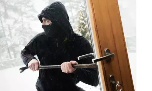 വീടുകളില് നിന്നും ചട്ടികളും, പാത്രങ്ങളും മോഷണം നടത്തുന്നത് പതിവാക്കിയ ആളെ കയ്യോടെ പിടികൂടി നാട്ടുകാര് വീടുകളില് നിന്നും ചട്ടികളും, പാത്രങ്ങളും മോഷണം നടത്തുന്നത് പതിവാക്കിയ ആളെ കയ്യോടെ പിടികൂടി നാട്ടുകാര്