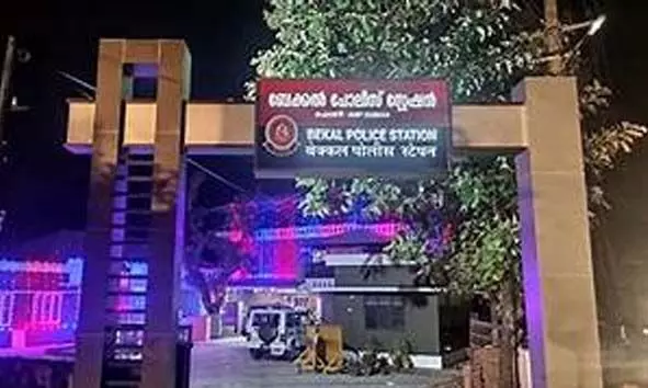 കാറില്‍ സഞ്ചരിക്കുകയായിരുന്ന ദമ്പതികള്‍ അടക്കം 3 പേരെ ആക്രമിച്ചു; 50 പേര്‍ക്കെതിരെ കേസ്