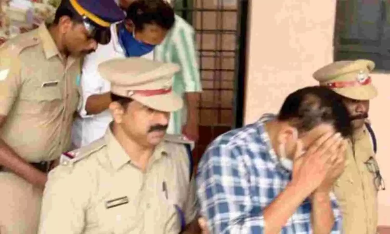 16കാരനെ പീഡിപ്പിച്ച കേസ്: എ.ഇ.ഒ ഉൾപ്പെടെ 8 പേർ അറസ്റ്റിൽ; അന്വേഷണത്തിന് പ്രത്യേക സംഘം