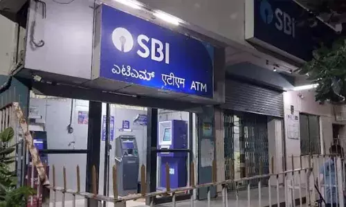 കര്ണാടകയിലെ വിജയപുരയില് സൈനിക വേഷത്തിലെത്തിയ ആയുധധാരികള് എസ് ബി ഐ ശാഖയില് നിന്ന് പണവും സ്വര്ണവും കവര്ന്നു കര്ണാടകയിലെ വിജയപുരയില് സൈനിക വേഷത്തിലെത്തിയ ആയുധധാരികള് എസ് ബി ഐ ശാഖയില് നിന്ന് പണവും സ്വര്ണവും കവര്ന്നു