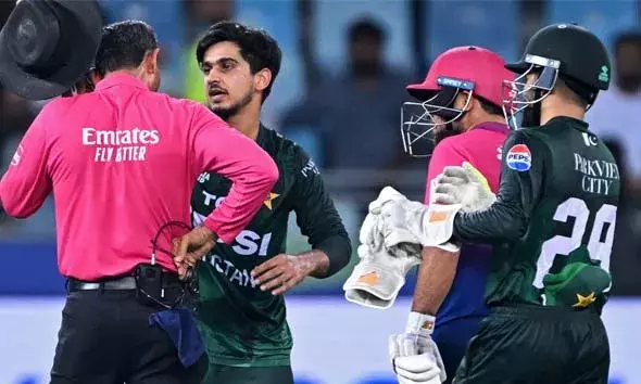 ഏഷ്യാ കപ്പ്: യുഎഇയുമായുള്ള മത്സരത്തിനിടെ പാക് ഫീല്‍ഡറുടെ പന്തുകൊണ്ട് അമ്പയര്‍ക്ക് പരിക്ക്
