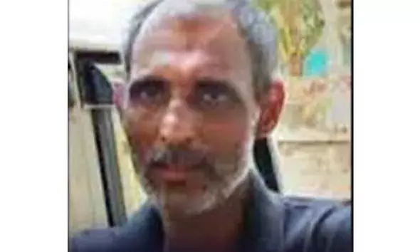 കാപ്പ കേസിലെ പ്രതിയുടെ വീട്ടില്‍ നിന്ന് പൊലീസ് സംഘം വന്‍ മദ്യശേഖരം പിടികൂടി; പ്രതി ഓടിരക്ഷപ്പെട്ടു