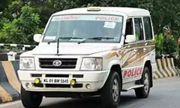 പിന്തുടര്‍ന്ന പൊലീസ് ജീപ്പില്‍  കാര്‍ 3 തവണ ഇടിച്ചശേഷം കടന്നുകളഞ്ഞു;  തിരച്ചില്‍ ശക്തമാക്കി പൊലീസ്