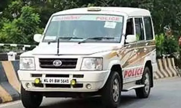 പൊലീസ് ജീപ്പില് 3 തവണ ഇടിപ്പിച്ചശേഷം കടന്നുകളഞ്ഞ കാര് കണ്ടെത്താന് അന്വേഷണം വ്യാപിപ്പിച്ചു; കാര് മഞ്ചേശ്വരം സ്വദേശിയുടേതെന്ന് സൂചന പൊലീസ് ജീപ്പില് 3 തവണ ഇടിപ്പിച്ചശേഷം കടന്നുകളഞ്ഞ കാര് കണ്ടെത്താന് അന്വേഷണം വ്യാപിപ്പിച്ചു; കാര് മഞ്ചേശ്വരം സ്വദേശിയുടേതെന്ന് സൂചന