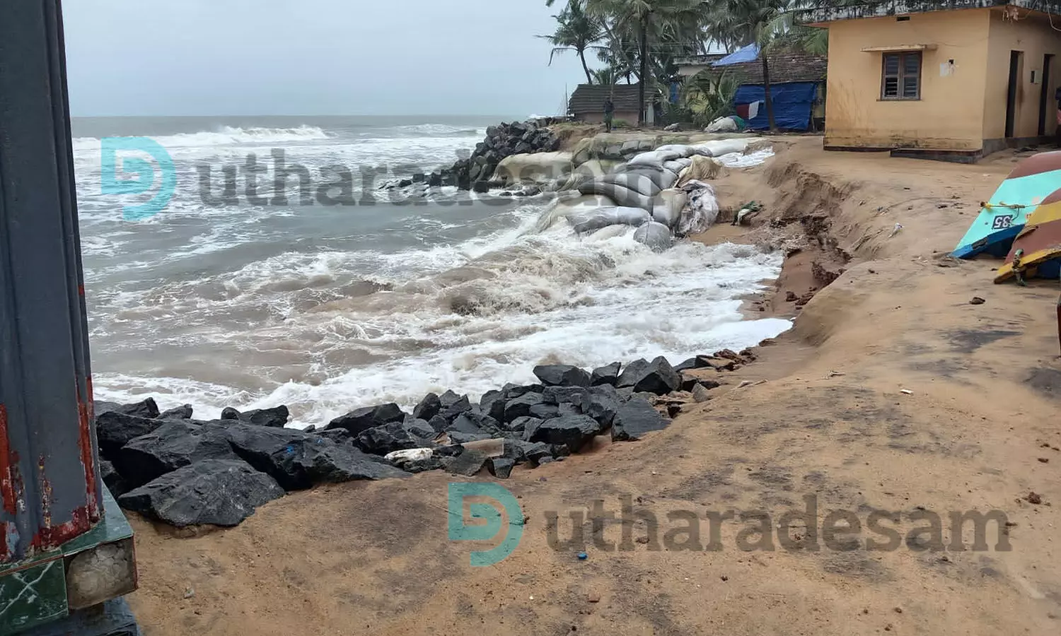 കടലാക്രമണം: ജിയോബാഗ് സ്ഥാപിക്കാന് വീണ്ടും നീക്കം; പ്രതിഷേധവുമായി ജില്ലയിലെ തീരദേശ ജനത കടലാക്രമണം: ജിയോബാഗ് സ്ഥാപിക്കാന് വീണ്ടും നീക്കം; പ്രതിഷേധവുമായി ജില്ലയിലെ തീരദേശ ജനത