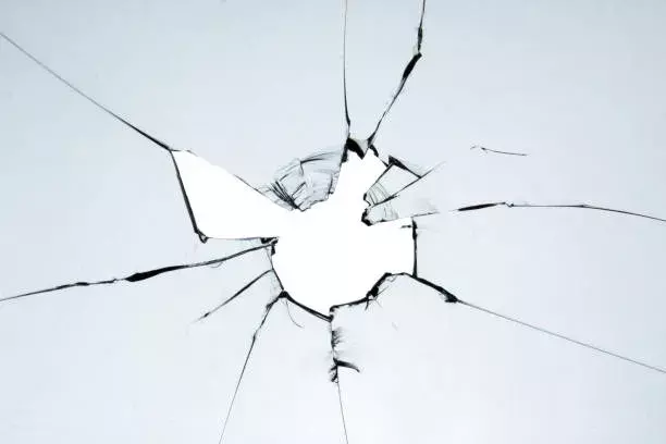 കാറിൻ്റെ ഗ്ലാസ് തകർത്തതായി പരാതി