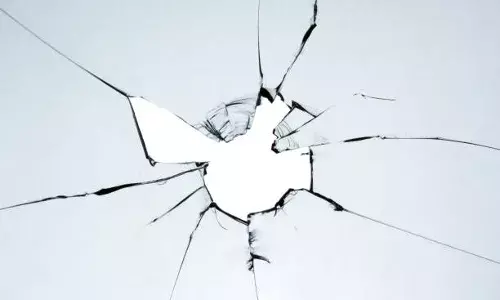 കാറിൻ്റെ ഗ്ലാസ് തകർത്തതായി പരാതി കാറിൻ്റെ ഗ്ലാസ് തകർത്തതായി പരാതി