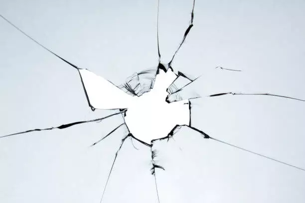 കാറിൻ്റെ ഗ്ലാസ് തകർത്തതായി പരാതി