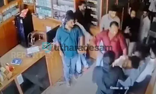 പ്രണയത്തെ ചൊല്ലി പ്രശ്നം: അക്രമത്തില് പരിക്കേറ്റ് ചികിത്സയ്ക്കെത്തിയ യുവാക്കള്ക്ക് നേരെ ക്ലിനിക്കിലും അക്രമം പ്രണയത്തെ ചൊല്ലി പ്രശ്നം: അക്രമത്തില് പരിക്കേറ്റ് ചികിത്സയ്ക്കെത്തിയ യുവാക്കള്ക്ക് നേരെ ക്ലിനിക്കിലും അക്രമം