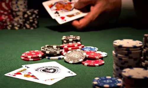 തെരുവ് വിളക്കിന്റെ വെളിച്ചത്തില്‍ പുള്ളിമുറി ചൂതാട്ടം; 4,600 രൂപയുമായി അഞ്ചു പേര്‍ അറസ്റ്റില്‍