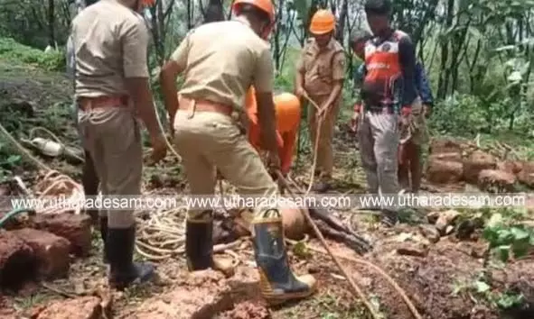 കിണറ്റില് വീണ പശുക്കിടാവിന് രക്ഷകരായി അഗ്നിശമനസേന കിണറ്റില് വീണ പശുക്കിടാവിന് രക്ഷകരായി അഗ്നിശമനസേന