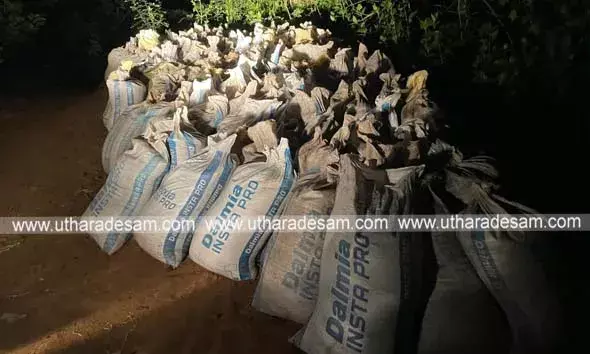അനധികൃതമായി മണല്‍ കടത്തുകയായിരുന്ന ഫൈബര്‍ വള്ളം പൊലീസ് പിടികൂടി; ഇതരസംസ്ഥാന തൊഴിലാളികളടക്കം 15 പേര്‍ ഓടി രക്ഷപ്പെട്ടു