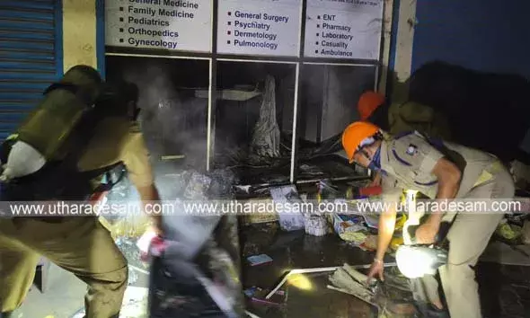 കാസര്‍കോട് നഗരത്തില്‍ പതിനഞ്ചോളം സ്ഥാപനങ്ങളുള്ള കെട്ടിടത്തില്‍ വന്‍ തീപിടുത്തം; ക്ലിനിക്കിലെ ഉപകരണങ്ങളടക്കം കത്തിനശിച്ചു