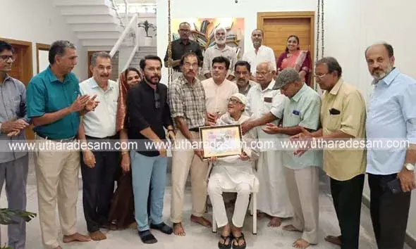 ടി. ഉബൈദ് കൊളുത്തിയ സര്‍ഗാത്മകതയുടെ തിരിയില്‍ നിന്നും മറ്റൊരു തിരികൊളുത്തി കാസര്‍കോടിന് വെളിച്ചം പകര്‍ന്ന കവിയാണ് ഡോ. വി.എം. പള്ളിക്കാലെന്ന് നാരായണന്‍ പേരിയ