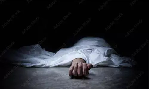 പാളത്തില് അറ്റകുറ്റപ്പണി നടത്തുന്നതിനിടെ റെയില്വെ ജീവനക്കാരന് ട്രെയിന് തട്ടി മരിച്ചു പാളത്തില് അറ്റകുറ്റപ്പണി നടത്തുന്നതിനിടെ റെയില്വെ ജീവനക്കാരന് ട്രെയിന് തട്ടി മരിച്ചു