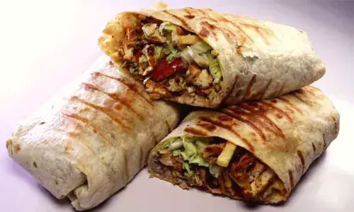 ഭക്ഷ്യവിഷബാധയെ തുടര്ന്ന് 15 കുട്ടികള് ആസ്പത്രിയിലായ സംഭവം; വിതരണം ചെയ്തത് ഗുണനിലവാരമില്ലാത്ത ഷവര്മ്മയെന്ന് റിപ്പോര്ട്ട് ഭക്ഷ്യവിഷബാധയെ തുടര്ന്ന് 15 കുട്ടികള് ആസ്പത്രിയിലായ സംഭവം; വിതരണം ചെയ്തത് ഗുണനിലവാരമില്ലാത്ത ഷവര്മ്മയെന്ന് റിപ്പോര്ട്ട്