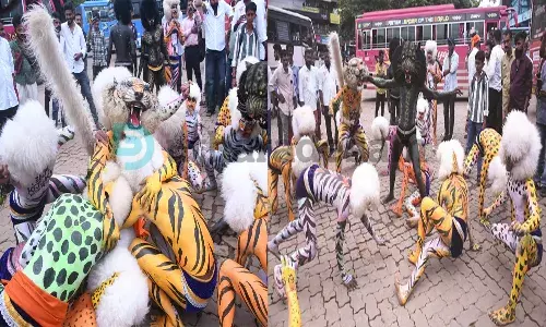 നവരാത്രി ആഘോഷം: ദീപപ്രഭയില്‍ ക്ഷേത്രങ്ങള്‍; തെരുവുകളെ വര്‍ണ്ണാഭമാക്കി പുലിക്കളി