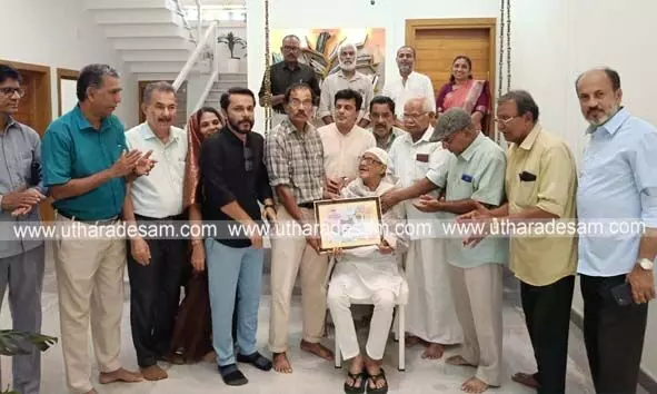 ടി. ഉബൈദ് കൊളുത്തിയ സര്‍ഗാത്മകതയുടെ തിരിയില്‍ നിന്നും മറ്റൊരു തിരികൊളുത്തി കാസര്‍കോടിന് വെളിച്ചം പകര്‍ന്ന കവിയാണ് ഡോ. വി.എം. പള്ളിക്കാലെന്ന് നാരായണന്‍ പേരിയ