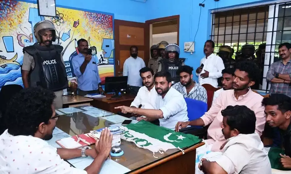 ഫുട്ബോള്‍ ടീം സെലക്ഷനില്‍ അപാകതയെന്ന് ആരോപണം: ഡി.ഡി.ഇ ഓഫീസ് ഉപരോധിച്ച് എം.എസ്.എഫ്