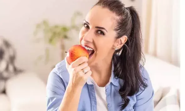 ഈ പഴങ്ങള്‍ കഴിക്കുന്നത് ശീലമാക്കൂ; വയറിലെ കൊഴുപ്പ് കുറയ്ക്കാം