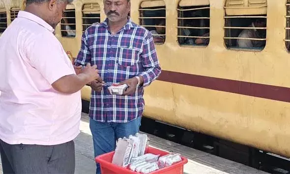 യാത്രക്കാര്‍ക്ക് 20 രൂപയ്ക്ക് ഭക്ഷണം; ജനതാ ഖാന പദ്ധതി കൂടുതല്‍ സ്റ്റേഷനുകളിലേക്ക് വ്യാപിപ്പിക്കാന്‍ ദക്ഷിണ റെയില്‍വേ