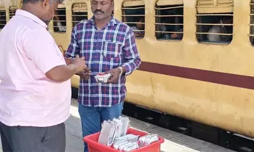 യാത്രക്കാര്ക്ക് 20 രൂപയ്ക്ക് ഭക്ഷണം; ജനതാ ഖാന പദ്ധതി കൂടുതല് സ്റ്റേഷനുകളിലേക്ക് വ്യാപിപ്പിക്കാന് ദക്ഷിണ റെയില്വേ യാത്രക്കാര്ക്ക് 20 രൂപയ്ക്ക് ഭക്ഷണം; ജനതാ ഖാന പദ്ധതി കൂടുതല് സ്റ്റേഷനുകളിലേക്ക് വ്യാപിപ്പിക്കാന് ദക്ഷിണ റെയില്വേ