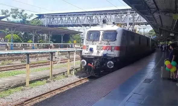 കാഞ്ഞങ്ങാട് റെയില്‍വേ സ്റ്റേഷനില്‍ രണ്ട് ദീര്‍ഘദൂര ട്രെയിനുകള്‍ക്ക് സ്റ്റോപ്പിന് സാധ്യത