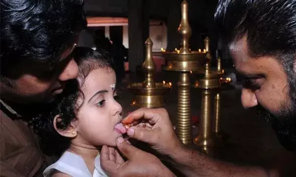 ഇന്ന് വിജയദശമി; അറിവിന്റെ ആദ്യാക്ഷരം നുകരാന്‍ ആയിരക്കണക്കിന് കുരുന്നുകള്‍