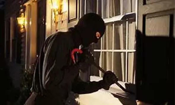 ബോവിക്കാനത്ത് വീട് കുത്തിത്തുറന്ന് സ്വര്‍ണാഭരണങ്ങളും വാച്ചും കവര്‍ന്നതായി പരാതി