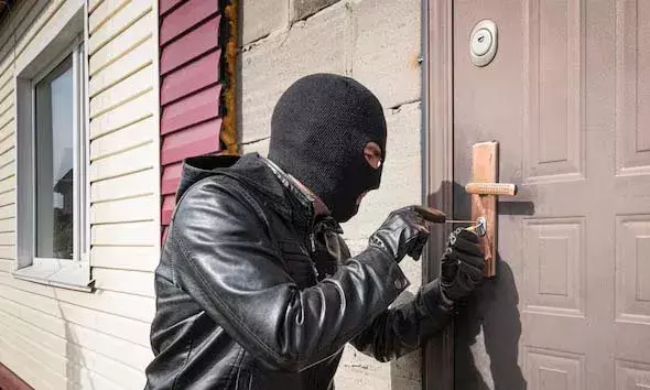 വീട്ടിലെ മേശവലിപ്പില്‍ നിന്ന് ഏഴ് പവന്‍ സ്വര്‍ണ്ണവും, പണവും, ഒരു ലക്ഷത്തിന്റെ റാഡോ വാച്ചും കവര്‍ന്നു