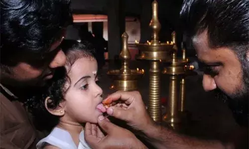 ഇന്ന് വിജയദശമി; അറിവിന്റെ ആദ്യാക്ഷരം നുകരാന്‍ ആയിരക്കണക്കിന് കുരുന്നുകള്‍