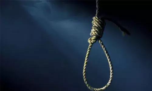 ഗൃഹനാഥന് വീടിന്റെ സ്റ്റെയര് കെയ്സില് തൂങ്ങിമരിച്ച നിലയില് ഗൃഹനാഥന് വീടിന്റെ സ്റ്റെയര് കെയ്സില് തൂങ്ങിമരിച്ച നിലയില്