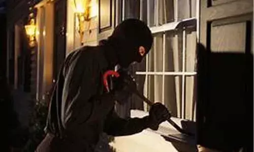 ബോവിക്കാനത്ത് വീട് കുത്തിത്തുറന്ന് സ്വര്ണാഭരണങ്ങളും വാച്ചും കവര്ന്നതായി പരാതി ബോവിക്കാനത്ത് വീട് കുത്തിത്തുറന്ന് സ്വര്ണാഭരണങ്ങളും വാച്ചും കവര്ന്നതായി പരാതി