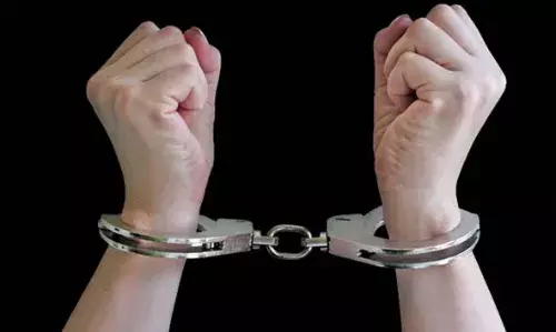 പ്രായപൂര്ത്തിയാകാത്ത പെണ്കുട്ടിയെ ഹോട്ടല് മുറിയില് പീഡിപ്പിച്ചു; സ്വകാര്യബസ് ഡ്രൈവര് അറസ്റ്റില് പ്രായപൂര്ത്തിയാകാത്ത പെണ്കുട്ടിയെ ഹോട്ടല് മുറിയില് പീഡിപ്പിച്ചു; സ്വകാര്യബസ് ഡ്രൈവര് അറസ്റ്റില്