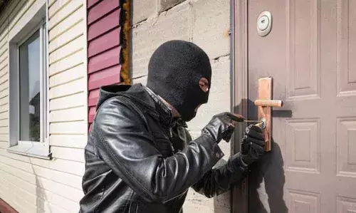 വീട്ടിലെ മേശവലിപ്പില് നിന്ന് ഏഴ് പവന് സ്വര്ണ്ണവും, പണവും, ഒരു ലക്ഷത്തിന്റെ റാഡോ വാച്ചും കവര്ന്നു വീട്ടിലെ മേശവലിപ്പില് നിന്ന് ഏഴ് പവന് സ്വര്ണ്ണവും, പണവും, ഒരു ലക്ഷത്തിന്റെ റാഡോ വാച്ചും കവര്ന്നു